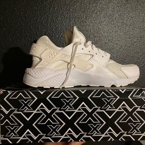 I’m selling Nike AIR HUARACHES barley worn.Sencond hand